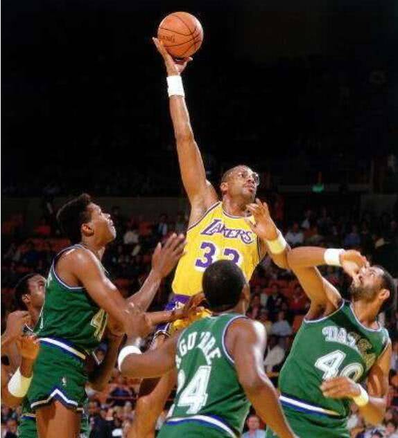  詹姆斯常规赛总得分突破四万分大关  